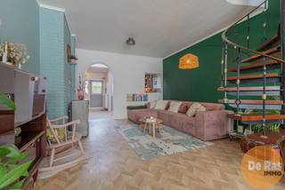 EERSTE BEZOZEKDAG ZATERDAG 18/04 VAN 10U TOT 12U (enkel op afspraak!)<br /><br />WETTEREN - Deze instapklare gerenoveerde woning bevindt zich nabij het centrum van Wetteren. De ligging van dit pand is bijzonder aantrekkelijk met scholen, banken, supermarkten, horecazaken en winkels in de directe omgeving. Daarnaast geniet deze woning van een heel goede bereikbaarheid door de nabijheid van het openbaar vervoer, het station, belangrijke invalswegen en de E40.<br /><br />Naar indeling toe bevindt zich op het gelijkvloers een inkomhal, een woonkamer, een nieuwe geïnstalleerde keuken en een badkamer die beschikt over een douche en toilet. Op de eerste verdieping bevinden zich twee slaapkamers en een dressing. Buiten bevindt zich nog een ruime berging.<br />Verder is er een zeer aangename buitenruimte waar het heerlijk vertoeven is.<br /><br />Naar comfort toe beschikt de woning over dubbele beglazing, een conforme elektriciteitsinstallatie, screens, airco, gunstig epc,....<br /><br />Kortom, bent u op zoek naar een instapklare, goed onderhouden woning met 2 slaapkamers en een aangename buitenruimte op een vlot bereikbare locatie met alle voorzieningen in de buurt? Aarzel dan niet en maak snel uw afspraak! Voor meer info of bezoek 053/60.65.60.<br /><br />De vermelde prijs is een richtprijs. Na ontvangst van de biedingen zal de verkoper beslissen of hij/zij de eigendom verkoopt aan het beste bod. De richtprijs is aldus niet bindend voor de verkoper. Voor meer info kunt u ons contacteren of het reglement raadplegen op onze website.