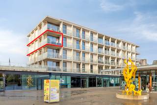 Dit recent gebouwde, ruime hoek appartement met twee slaapkamers is gelegen aan de Zuiderpromenade in het centrum van Waregem. Het appartement bevindt zich op de derde verdieping, die bereikbaar is met een lift.<br /><br /><strong>Indeling:</strong><br />Ruime inkomhal, woonkamer, ingerichte open keuken, terras, twee slaapkamers, badkamer met inloopdouche en dubbele wastafel, wasruimte en mooi terras met uitzicht op het Boekenplein en de bibliotheek.<br /><br /><strong>Voordelen:</strong>
<ul><li>
<h2>Hoek appartement</h2>
</li><li>
<h2>2 slaapkamers</h2>
</li><li>
<h2>Centrum van Waregem</h2>
</li><li>
<h2>mogelijkheid tot aankopen ondergrondse parkeerplaats </h2>
</li><li>
<h2>Rondom terras = gemakkelijk onderhoud.<br /> <br /> Neem gerust contact op met Jérôme voor meer informatie: 0472/61.10.10</h2>
</li></ul>