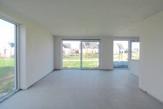 <strong>Energiezuinige nieuwbouwwoning</strong> te huur gelegen langs de <strong>Gitsestraat </strong>te Roeselare.<br />Deze woning beschikt over alle nodige <strong>hedendaagse comfort</strong> en is bovendien bijzonder <strong>lichtrijk</strong>!<br />Het is dichtbij winkels, scholen en op enkele minuten van de autostrade en invalswegen.<br />De woning is <strong>uiterst energiezuinig </strong>met <strong>zonnepanelen en heeft EPC A.</strong> <br />Het is aangesloten op het <strong>warmtenet </strong>wat zorgt voor een <strong>laag verbruik. </strong><br /><br />Gelijkvloers bestaande uit inkom, gastentoilet, <strong>leefruimte met open keuken </strong>en zicht op de <strong>zonnige, Zuid gerichte tuin</strong>.<br />De <strong>keuken is volledig geïnstalleerd</strong> met o.a. een vaatwasmachine. Beneden is er ook nog een <strong>ruime garage met wasplaats</strong>. <br />Op het verdiep vinden we <strong>drie ruime slaapkamers</strong>, <strong>badkamer met bad en douche</strong> en een <strong>apart toilet</strong>.<br /><br /><em>Leuke extra! Je kan gebruik maken van een promotie bij Telenet of Proximus omdat het de eerste bewoning is van het pand. <br />Bij de leverancier naar keuze krijg je 6 maanden gratis internet/TV/telefonie.</em><br /><br />Huurprijs € 1.125 per maand.<br />De woning is beschikbaar vanaf februari. 