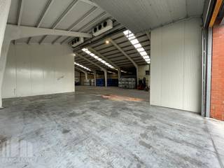 Functioneel magazijn met een oppervlakte van +/- 860 m² te huur. Uitermate goed gelegen langs de bedrijvige Staatsbaan (N35) met onmiddellijke verbinding naar de op- en afrit 9 Lichtervelde van de E403 (+/- 18 min).<br /><br />Het <strong>geïsoleerd magazijn</strong> is toegankelijk via 2 sectionale poorten met toegangsdeur. De loods heeft een vrije hoogte tussen +/- 4,45 m en 8,25 m en is voorzien van o.a. lichtstraten, betonvloer, elektriciteit 63A en water. Ruime parkeer- en manoeuvreerruimte voorzien op het verhard en omheind terrein (afgesloten met elektrische toegangspoort).<br /> <br />Onmiddellijk beschikbaar. <br /><br />Contacteer <strong>PANORAMA B2B</strong> voor meer inlichtingen, plannen of een vrijblijvend plaatbezoek <strong>050 300 800</strong>.
