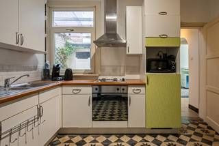 Gelegen in het hart van Oudenaarde, vlakbij natuurdomein Het Spei, bevindt deze woning zich op een rustige locatie op wandelafstand van winkels, scholen, openbaar vervoer en het centrum van de stad. Dankzij de centrale ligging geniet u van een vlotte verbinding naar de omliggende steden en het station, terwijl u toch de rust van een woonwijk ervaart.<br /><br />Deze rijwoning, biedt tal van mogelijkheden voor wie op zoek is naar een renovatieproject met karakter. De woning beschikt over een gezellige koer en een klassieke indeling met:<br />- 3 volwaardige slaapkamers<br />- Een badkamer<br />- Een aparte keuken<br />- Een leefruimte