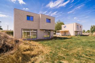 Deze nieuwbouwwoning in afwerkingsfase met moderne architectuur is gelegen in een rustige omgeving nabij het dorp van Sleidinge. Het perceel...