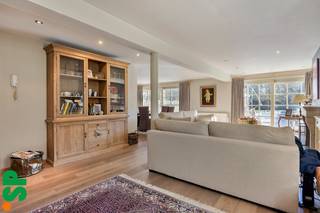 Zeer ruime, instapklare gezinswoning met 4 slaapkamers, zwembad en gunstig EPC.<br /><br />Bij het betreden van de woning word je verwelkomd in een royale inkomhal met gastentoilet en praktische berging. Verder kom je terecht in de volledig uitgeruste keuken, die aansluit op de lichtrijke en ruime leefruimte met een mooi uitzicht op de tuin. De eerste verdieping beschikt over drie volwaardige slaapkamers, een ruime dressing en een comfortabele badkamer uitgerust met zowel een ligbad als een douche en een dubbele wastafel. Via een vaste trap bereik je de volledig ingerichte zolderverdieping, die perfect dienst kan doen als vierde slaapkamer, hobbyruimte, bureau of polyvalente ruimte.<br /><br />Dankzij de recente renovaties geniet de woning van een uitstekende energieprestatie met een EPC-label B (114 kWh/m² jaar). Zo werden onder meer een hoogrendementsketel en zonnepanelen geplaatst, wat bijdraagt aan een optimaal wooncomfort. <br /><br />De woning beschikt bovendien over een ruim, verzorgd aangelegde tuin met zwembad. Daarnaast is er een extra garage aanwezig, wat zorgt voor extra comfort en praktische bergruimte.<br /><br />Deze woonst is gelegen in het groene Wezel (Mol), een aangename en residentiële woonomgeving met veel natuur in de directe omgeving. Daarnaast geniet de locatie van een vlotte bereikbaarheid met het centrum van Mol, het station en de omliggende gemeenten, en zijn er ook goede verbindingen richting Nederland, met onder andere vlotte bereikbaarheid van Eindhoven en andere grensgemeenten.<br /><br />Dankzij de ruime indeling, de recente renovaties en de gunstige energiescore vormt deze woning een interessante opportuniteit voor gezinnen die op zoek zijn naar een instapklare woonst in Mol.<br /><br />Voor meer informatie of een bezoek ter plaatse, kan u contact opnemen met IMMO SP via 014 59 10 20 of mailen naar jill@immosp.be. Benieuwd naar de waarde van uw eigen woning? Vraag vrijblijvend een gratis verkoopanalyse aan – wij helpen u graag verder!