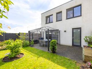 UITERST ENERGIEZUINIGE (A) HEDENDAAGSE TOPPER MET 4 SLAAPKAMERS EN TUIN. In de gekende woonwijk Steenbakkerij vind je deze aantrekkelijke ééngezinswoning van bouwjaar 2016. De wijk ligt op wandel-en fietsafstand van de stad, heeft een prima ontsluiting, rustige straten, een speelpleintje, kortom een woonzone met toekomst. De woning zelf voldoet aan ongeveer alle eisen van veiligheid en comfort : optimaal energiezuinig en laag LABEL A (15kWh/m2 jaar !) (onder meer 14 zonnepanelen, vloerverwarming en isolatie aan huidige normen), comfortabel door de enorme binnenruimte die je bij het aankijken van de voorgevel niet zou verwachten, lichtrijk door de vele ramen met uitkijk op de onderhoudsvriendelijke tuin. Het ruim gevoel heb je doorheen de hele woning en nergens ontbreekt een gevoel van rust en gemak. Ventilatiesysteem D. Indeling : gelijkvloers met inkomhal en gastentoilet, open leefruimte met zit-en eethoek en een hypergeïnstalleerde keuken met zicht op de tuin, washok net vòòr de garage geschik voor 1 auto en nog wat berging. Eerste verdieping met 4 slaapkamers (op plan zijn er 3 en een bureel) waarvan 1 gekoppeld met een praktische dressing. Verder nog een rustgevende badkamer met bad èn douche. Zorgeloze woning met veel ruimte die een zalige toekomst biedt voor u en uw kinderen. Maak een afspraak bezoek via tel 054412500 en ontmoet vastgoedmakelaar Cedric die u rondleidt en correct informeert.