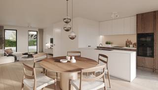 Deze <strong>exclusieve villa</strong> is gelegen in een recente en bijzonder rustige verkaveling, op slechts enkele minuten van het bruisende centrum van Roeselare.<br />Met een perceeloppervlakte van <strong>553 m²</strong> en een bewoonbare oppervlakte van <strong>157 m²</strong> vormt dit het <strong>pronkstuk van de ontwikkeling</strong>.<br />Het zuidgerichte perceel geniet van zonlicht van ’s morgens tot ’s avonds. Bovendien beschikt het over een oprit, carport en afgewerkte buitenberging.<br /><br /><strong>Indeling</strong><br /><strong>Gelijkvloers</strong>
<ul>
<li>Inkomhal met gastentoilet en vestiaire</li>
<li>Ruime leefruimte met veel lichtinval en zicht op de tuin</li>
<li>Open keuken met kookeiland, luxueus afgewerkt en uitgerust met oven, microgolf, koelkast, dampkap, inductiekookplaat, spoelbak en vaatwasser</li>
<li>Aansluitende berging met wasplaats</li>
</ul>
<strong>Eerste verdieping</strong>
<ul>
<li>Nachthal</li>
<li>3 ruime slaapkamers</li>
<li>Extra berging en apart toilet</li>
<li>Badkamer met inloopdouche, ligbad en dubbel lavabomeubel</li>
</ul>
<br /><strong>Energie & comfort</strong><br />Deze woning is gebouwd met oog voor duurzaamheid en energie-efficiëntie:
<ul>
<li><strong>Zonnepanelen</strong></li>
<li><strong>Warmtepomp </strong>met vloerverwarming</li>
<li><strong>Hoogrendementsbeglazing </strong>van topkwaliteit</li>
<li>E-peil <strong>E10</strong> → <u>5 jaar vrijstelling van onroerende voorheffing!</u></li>
</ul>
<strong>Tuin:</strong> de tuinaanleg is met AI gecreëerd en is niet inbegrepen in de vermelde verkoopprijs.<br /><br /><strong>Ligging</strong><br />De locatie is ideaal: op enkele minuten van het centrum van Roeselare, met een vlotte verbinding naar de Ring en de E403. Scholen, sportfaciliteiten, bakkerij, slager, Carrefour en het stadscentrum zijn gemakkelijk bereikbaar, ook met de fiets.<br /><br />Bij verdere interesse, aarzel dan niet ons te contacteren op <strong>info@dicasa.be</strong> of <strong>051/201.400</strong>