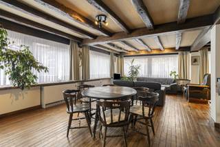 <p>Découvrez cette opportunité polyvalente : <br />un appartement spacieux avec espace commercial, situé dans un endroit stratégique à Ostende. Cette propriété combine vie et travail à une seule adresse et offre de nombreuses opportunités pour les indépendants, les professions libérales ou les investisseurs à la recherche d'une propriété multifonctionnelle.</p><p>L'espace commercial au rez-de-chaussée bénéficie d'une bonne visibilité le long d'une route d'accès très fréquentée, tandis que l'espace de vie est situé dans les étages supérieurs, offrant ainsi suffisamment d'intimité. Grâce à ses espaces généreux, ses multiples chambres et salles de bains, cet appartement est également parfait pour les familles nombreuses.</p><p>Le premier étage abrite le hall d'entrée, une cuisine, un débarras pratique et un agréable espace de vie. Le deuxième étage comprend quatre chambres à coucher, deux salles de bains et des toilettes séparées. En prime, il y a une terrasse privée sur le toit, idéale pour profiter de l'extérieur en toute tranquillité.</p><p>Aménagement.<br />- Rez-de-chaussée : local commercial<br />- 1er étage : hall d'entrée, cuisine, débarras, salon<br />- 2ème étage : quatre chambres à coucher, deux salles de bains, toilettes séparées<br />- Toit-terrasse privatif</p><p>Avantages<br />- Combinaison d'espace de vie et d'espace commercial<br />- Quatre chambres à coucher et deux salles de bain<br />- Terrasse privée sur le toit<br />- Emplacement stratégique avec une grande visibilité</p><p>Contact:<br />Intéressé ? Contactez Els:<br />0496 10 65 76 ou els@heritagevastgoed.be</p><p>Information.<br />- Type : appartement avec espace commercial<br />- Urbanisme : Vg - Wg - Gmo - Gvkr - Gvv<br />-  La surface ci-dessus se réfère à la surface brute telle que mentionnée dans le certificat EPC</p>