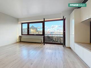 Cet appartement bénéficie d'un emplacement central au 5ème étage de la résidence « Staradd ». L'appartement dispose d'une surface habitable d'environ 72 m² + terrasse et offre une vue dégagée sur la J. de Troozlaan. Disposition :Hall d'entrée avec toilettes séparées pour les invitésSalle de bain avec douche et raccordement pour machine à laverSalon très lumineuxCuisine ouverteDeux chambres avec accès à la terrasseVous souhaitez plus d'informations ou une visite ? Contactez notre experte en immobilier résidentiel Céline Desmet : +32 472 18 38 50celine.desmet@dewaele.comLe bien est proposé selon la formule Power-sale. Du 14/01/2026 09:00 au 14/02/2026 16:00, vous pouvez visiter le bien sur rendez-vous et faire une offre. Le prix affiché est un prix indicatif. Pour plus d'informations, veuillez contacter le responsable du dossier.