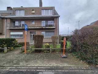 <p><span>Bezoeken kunnen niet telefonisch ingepland worden, huurprofiel is verplicht:</span></p><p><span>Klik op BEZOEK AANVRAGEN op onze website (www.immo-zone.be) en boek online uw afspraak in.</span></p><p><span>Visits cannot be scheduled by phone, a rental profile is required:</span></p><p><span>Click on REQUEST VISIT on our website (www.immo-zone.be) and book your appointment online.</span></p><p><span>Les visites ne peuvent pas être planifiées par téléphone, le profil de location est obligatoire:</span></p><p><span>Cliquez sur DEMANDER UNE VISITE sur notre site web (www.immo-zone.be) et réservez votre rendez-vous en ligne.</span></p><p><span> </span></p><p><span>Dit appartement is gelegen op de eerste verdieping en omvat :</span></p><p><span>Inkomhal, aangename ruime lichtrijke living, grote ingerichte keuken met eetgelegenheid en voorzien van ceramische kookplaat en dampkap.</span></p><p><span>3 slaapkamers, afzonderlijk toilet en badkamer met ligbad en lavabo. </span></p><p><span>Groot terras aan de voorzijde.</span></p><p><span>Garage voor 1 wagen.</span></p><p><span>Cv op aardgas, aluminium ramen met hoogrendementsbeglazing. </span></p><p><span> </span></p><p><span>EPC label B 166 kWh/(m² jaar).<br />Geen gemeenschappelijke kosten. <br />Dit appartement is beschikbaar vanaf 01/04. </span></p>