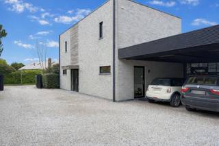 Gelegen in een rustige, residentiële en groene omgeving bevindt zich deze recent gerealiseerde villa met een uitgesproken hedendaagse architectuur en strakke vormgeving.<br /><br />De woning beschikt op het gelijkvloers over een inkomhal met maatwerk inbouwkasten, een lichtrijke leefruimte met directe toegang tot het terras en de fraai aangelegde tuin met tuinhuis, evenals een praktische berging. Tevens is er de mogelijkheid tot het inrichten van een volwaardige slaapkamer op het gelijkvloers, met reeds voorziene aansluitingen voor een douchekamer.<br />Op de verdieping bevinden zich drie volwaardige slaapkamers en twee badkamers, wat het comfortniveau aanzienlijk verhoogt.<br /><br />Technisch is de woning uitgerust met domotica, zonnepanelen en vloerverwarming, resulterend in een gunstig E-peil van 32.<br /><br />De eigendom wordt vervolledigd door een mooie oprijlaan en een carport.<br /><br />De woning is momenteel verhuurd, wat ze eveneens interessant maakt als investering.