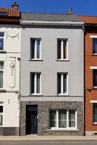 Bent u op zoek naar een ruime stadswoning met karakter, een uitstekende ligging en tal van mogelijkheden om er uw eigen thuis van te maken? Dan is deze charmante herenwoning in de Vredestraat zeker een bezoek waard.
Deze gesloten bebouwing biedt een bewoonbare oppervlakte van circa 190 m², verdeeld over drie volwaardige niveaus. Achter de authentieke gevel ontdekt u een ruime leefomgeving met inkomhal, woonkamer, eetkamer, keuken, twee badkamers, vier slaapkamers, bureau, zolderruimte en kelder. Dankzij het royale woonvolume is deze woning bijzonder geschikt voor gezinnen die op zoek zijn naar extra ruimte in het centrum van de stad.
De woning geniet van een topligging op wandelafstand van winkels, scholen, horeca en openbaar vervoer. Het station van Geraardsbergen bevindt zich op korte afstand, waardoor ook pendelaars hier een uitstekende uitvalsbasis vinden.
Hoewel de woning reeds beschikt over een EPC-label C en dus niet onder de renovatieverplichting valt, dient rekening gehouden te worden met enkele werken. Zo is de elektrische installatie niet conform de huidige regelgeving en kan de woning op verschillende plaatsen een opfrissing gebruiken. Dit biedt echter meteen de kans om het pand volledig naar eigen smaak en hedendaagse woonnormen aan te passen. Daarnaast beschikt de woning over een bijzonder sterk potentieel dankzij haar grootte, indeling en centrale ligging.
Deze eigendom vormt een uitstekende opportuniteit voor kopers die op zoek zijn naar een karaktervolle gezinswoning met een solide basis, veel ruimte en de mogelijkheid om zelf verdere waarde te creëren.
Meer informatie, foto's, attesten en beschikbare documenten vindt u terug op de website van CasaVista Vastgoed.
Wenst u deze woning graag ter plaatse te ontdekken? Neem dan contact op met het CasaVista & Team via info@casavista.be of telefonisch op 054 41 25 00. Vastgoedmakelaar Cedric begeleidt u graag tijdens een vrijblijvend plaatsbezoek.