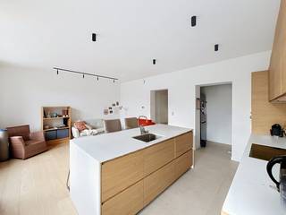 Vorst (Hoogte 100) - Twee-kamer appartement (2de verdieping)<br /><br />Vorst - Gelegen in een rustige straat vlakbij het Dudenpark, dicht bij alle voorzieningen (winkels, scholen, etc) en de tramhalte Coghen. Een gerenoveerd licht appartement van 80m² met twee slaapkamers (2de verdieping).<br /><br />Indeling:<br />Inkomhal, apart toilet, 1 badkamer, grote ruime open keuken volledig geïnstalleerd (oven, afwasmachine, inductiekookplaat en dampkap), berging met naast de keuken met frigo, diepvries, was-en droogmachine, een grote leefruimte, en twee slaapkamer (15m² en 12m²).<br /><br />Huurprijs:<br />1350€/maand <br />+ 75 € gemeenschappelijke kosten (onderhoud ventilatiesysteem, gemeenschappelijke elektriciteit, onderhoud gemeenschappelijke ruimtes)<br /><br />Nuttige informatie:<br />- kelder<br />- fietslokaal<br />- Beschikbaar vanaf 1/11/2026<br /><br />Interesse? Contacteer mij via email: kira.demaere@gmail.com of via sms op 0475214406<br />Bezoeken op dinsdag of donderdag tussen 10u en 12u en zaterdag voormiddag.<br /><br />Geen immokantoor aub.