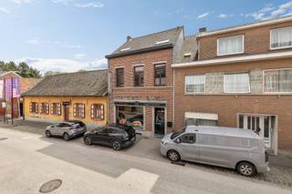 <p>Topo-Immo Lennik biedt u dit handelshuis, momenteel ingericht als <strong>winkelruimte van ongeveer 35 m² </strong>(beenhouwerij) met aansluitend een frigo en een praktische werkruimte achteraan. <strong>Het commercieel gelijkvloers heeft een totale oppervlakte van circa 100 m²</strong> en biedt tal van mogelijkheden voor diverse commerciële activiteiten.</p><p>Het woongedeelte werd ingericht als <strong>1 ruim appartement.</strong> Op de eerste verdieping bevinden zich<strong> een bureau en een apart toilet</strong>. De tweede verdieping omvat <strong>een ruime keuken en woonkamer met een gezamenlijke oppervlakte van ongeveer 46 m²</strong>. Op de bovenste verdieping vinden we <strong>de badkamer en drie slaapkamers</strong> van respectievelijk 10 m², 15 m² en 10,5 m².</p><p>Buiten is er nog <strong>een gezellig tuintje met terras</strong> aanwezig. Daarnaast is er ook <strong>een handige kelderruimte. </strong>Stedenbouwkundige inlichtingen en maatregelenregister in aanvraag.</p>