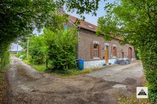 Op een landelijke en rustige locatie, op het einde van een doodlopende straat, ligt deze hoevewoning. Ze omvat een woning met schuur, tuin bij...