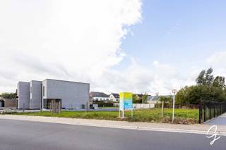Bouwgrond van 483,60 m² met mogelijkheden voor een halfopen bebouwing of twee appartementen!<br /><br />Bent u op zoek naar een ruim perceel waarop u uw toekomstige woning volledig naar eigen wensen kunt realiseren? Dan is deze bouwgrond van 483,60 m², gelegen op een gunstige locatie in Lede, zeker het ontdekken waard.<br /><br />Het perceel is bestemd voor halfopen bebouwing en biedt verschillende mogelijkheden voor wie droomt van een ruime en comfortabele gezinswoning. Dankzij de perceeloppervlakte is er bovendien ruimte voor een terras en carport, dit afhankelijk van het ontwerp.<br /><br />Een bijkomende troef is de mogelijkheid om twee appartementen te realiseren, wat dit perceel interessant maakt voor verschillende woon- of investeringsdoeleinden.<br /><br />Bent u benieuwd naar de concrete bouwvoorschriften en mogelijkheden van dit perceel? Neem dan gerust contact op met Laura Ruyssinck via 0468 15 14 41 of laura.r@cornelis-goeman.be.