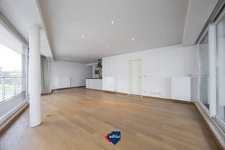 <br />Ontdek dit ruim appartement op de tweede verdieping van Residentie Icon III, een standingvol gebouw nabij het bruisende hart van Oostende. Dankzij de gunstige hoekligging geniet het appartement van een overvloed aan natuurlijk licht en een aangenaam ruimtelijk gevoel. De hoogwaardige afwerking, het doordachte ontwerp en de kwalitatieve materialen zorgen voor een stijlvolle en comfortabele woonbeleving. De indeling omvat een lichtrijke leefruimte met open keuken uitgevend op een ruim terras, een ruime slaapkamer, een moderne badkamer en praktische berging. Bovendien beschikt u over een private fietsenberging, een absolute meerwaarde in een centrale stadsomgeving. Vanuit deze toplocatie bevinden winkels, restaurants, het openbaar vervoer, de jachthaven en het strand zich op wandelafstand. Hier woont u in alle comfort, midden in het levendige centrum van Oostende. Contacteer ons vandaag voor meer informatie of een bezoek.