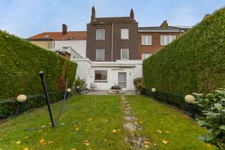 <p>Immo Pické biedt U deze gunstig gelegen woning aan en gelegen in de nabijheid van winkels, scholen, openbaar vervoer, het treinstation in Halle. Deze woning bestaat op de gelijkvloerse verdieping uit een inkomhal, een woonkamer, een eetkamer, een keuken, een wasplaats, een toilet en een bureauruimte. Op de eerste verdieping vinden we een nachthal, 3 slaapkamers (19m², 15m² en 9m²) en een toilet. De tweede verdieping bestaat uit een nachthal, 3 slaapkamers (19m², 16m² en 9m²) en een badkamer. Tot slot beschikt deze woning nog een over een ruime zolder, een kelder, een grote stadstuin en een garage achteraan het perceel.</p>