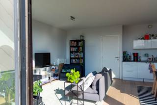 Dit leuke dakappartement is gelegen op 't Eilandje in de Londenstraat. Vlakbij kan je volop genieten van horeca (Aroy Thai, Georges espressobar...) en ook de supermarkt is dichtbij. Het pand is vlot bereikbaar met het openbaar vervoer, maar ook met de wagen. <br /><br />Indeling:<br />Gelegen op de bovenste verdieping van een kleinschalig en recent gerenoveerd gebouw. Binnenkom doe je via de inkomhal. Van daaruit kom je terecht in de lichtrijke woonkamer met open keuken. Vooraan bevindt zich een ruim terras met uitzicht op het MAS. Achteraan bevindt zich de slaapkamer, ook hier is een klein aansluitend terras. Verder is het appartement nog voorzien van een badkamer met bad-douchecombinatie en een berging met aansluiting voor een wasmachine. <br /><br />Verplichte vermeldingen:<br />- EPC: 141 kWh (label B)<br />- Beschikbaar vanaf 01-11-2026<br />- Maandelijkse kosten: 90 euro/maand<br />- Alle nutsvoorziening met eigen meter
