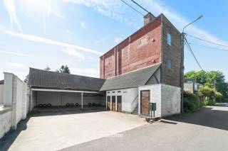 Bent u op zoek naar een ruime loft waar ruimte en licht perfect samenkomen? Dan is deze gelijkvloerse loft met één slaapkamer en privatieve tuin in het centrum van Eke precies wat u zoekt.<br />Deze leuke loft biedt een aangename open leefruimte met grote raampartijen die zorgen voor een overvloed aan natuurlijk licht en een directe verbinding met de gezellige privatieve, onderhoudsvriendelijke tuin. De volledig uitgeruste keuken sluit naadloos aan op de leefruimte en maakt het geheel bijzonder praktisch en sfeervol.<br />Verder beschikt deze loft over een ruime slaapkamer, een badkamer met bad en douche en voldoende bergruimte. <br />Centrale verwarming op aardgas en airco voorzien voor alle comfort.<br />Overdekte autostaanplaats inbegrepen in de huurprijs.<br />De ligging is een absolute troef. In een rustige straat, maar toch op wandelafstand van winkels, scholen, openbaar vervoer en horeca. Ook het station van Eke-Nazareth en de E17 bevinden zich op slechts enkele minuten, waardoor Gent, Deinze en Kortrijk vlot bereikbaar zijn. De omgeving biedt daarnaast tal van wandel- en fietsmogelijkheden in de Scheldevallei en het Parkbos.<br />Huurprijs: € 950,00 + € 25,00 gemeenschappelijke kosten.<br />Onmiddellijk beschikbaar.<br />Voor bezoek: Bel Ulrik Willems 0495 93 38 35 of email: uw@entree.be