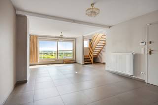 Découvrez ce spacieux et lumineux duplex de 137 m², idéalement situé à proximité des écoles, commerces, transports en commun et principaux axes routiers.
Au premier étage, vous trouverez un vestiaire avec des toilettes séparé ainsi qu’un vaste séjour baigné de lumière naturelle. Celui-ci s’ouvre sur une cuisine haut de gamme entièrement équipée avec plaque à induction, hotte, lave-vaisselle, four, micro-ondes, réfrigérateur et congélateur. Un débarras/buanderie pratique complète l’ensemble. Depuis le séjour, vous accédez à une grande terrasse orientée sud offrant une magnifique vue dégagée et apaisante sur les champs.
Le deuxième étage comprend un hall, des toilettes séparé, une salle de bains avec double lavabo et baignoire, ainsi que deux chambres spacieuses, dont une avec salle de douche attenante.
Un escalier fixe mène au grenier isolé, un espace polyvalent idéal comme chambre supplémentaire, salle de jeux ou bureau.
Un garage fermé avec porte automatique et une cave privative sont inclus dans le prix. Local à vélos commun et nombreuses possibilités de stationnement devant l’immeuble.
Atouts : PEB A | Électricité conforme | Porte de sécurité | Ventilation C
Plus d'informations ou une visite ? Contactez-nous à: eva@immoaccenta.be - 0476/56.13.82