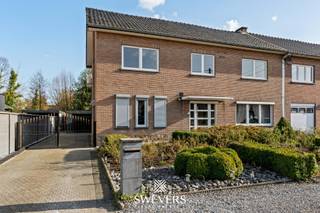 Interesse? Meer informatie op www.SWEVERS.be. - Deze ruime woning aan Koosterstraat 12 in Alken combineert comfort, ruimte en energiezuinigheid. De woning uit 1971 werd in 2025 volledig gerenoveerd met nieuwe ramen, moderne keuken en badkamers, warmtepomp en zonnepanelen.<br /><br />Het huis beschikt over een lichtrijke leefruimte (31 m²), een praktische keuken (16 m²), vijf volwaardige slaapkamers (14–17 m²) en twee moderne badkamers. Extra praktische troeven zijn een kruipkelder, een vrijstaande garage (24 m²), ruime bergruimtes en een zuidoostelijk georiënteerde tuin van 5a 96ca.<br /><br />Dankzij de EPC-score B, warmtepomp, zonnepanelen en airco in elke kamer is de woning energiezuinig en toekomstgericht. De ligging biedt rust, maar scholen, winkels en snelweg zijn dichtbij, waardoor wonen hier zowel comfortabel als bereikbaar is. Bel ons vandaag nog voor een persoonlijke rondleiding. Wij van Swevers Real Estate helpen je maar al te graag verder. tel. 011 255 155. Bron bewoonbare oppervlakte: EPC-verslag.