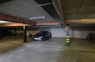Binnenstaanplaats nummer 3 te koop. Garage is te bereiken via een automatische poort.Stedenbouwkundige inlichtingen zijn in aanvraag.Voor meer info...