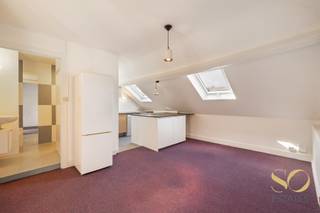 <p>In the heart of the Vanderkindere neighbourhood, one of Uccle's most sought-after areas, this duplex apartment is located on the 3rd floor of a characterful building on the prestigious Avenue Brugmann.<br />The property spans two levels for a total surface of ±63 m²: a first level of ±48 m² and converted loft space of ±15 m², flooded with natural light through numerous skylights.<br />The first level features a generous living room with exposed beams and whitewashed brick, a dining area, a semi-open fitted kitchen, a bathroom with shower and WC, and a storage room. A metal staircase leads to the upper level.<br />The upper level, under the roof structure, comprises a bright bedroom, a storage space and a void opening onto the level below.<br />Air conditioning installed. PEB E. Available upon deed.<br />Not to be missed! </p>