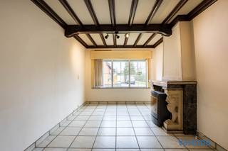 Bent u op zoek naar een woning die u volledig naar eigen smaak kan renoveren? Deze halfopen bebouwing is gelegen in een rustige woonwijk met...