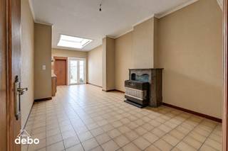 <strong>Te renoveren stadswoning met tuin en mooie basis in Kortrijk</strong><br />Deze stadswoning in de Pluimstraat biedt een mooie basis voor wie graag een woning verder naar eigen smaak wil afwerken.<br />De woning beschikt over een gelijkvloers, eerste verdieping, zolder bereikbaar via vaste trap, kelder en een zuidoost gerichte tuin. De ramen zijn vernieuwd, er is dubbele beglazing en de elektrische installatie is conform.<br />De woning valt onder de renovatieplicht, maar biedt dankzij haar indeling en ruimte heel wat mogelijkheden om er een gezellige stadswoning van te maken.<br />Interessant voor starters, investeerders of wie op zoek is naar een woning met potentieel. Om de ruimtes beter zichtbaar te maken, werden meerdere foto’s digitaal opgeruimd. De bestaande staat en indeling van de woning werden behouden.<br /><br />Voor meer info of een bezoek: <strong>Katrien Immo Debo Kortrijk 0495 53 48 65</strong>