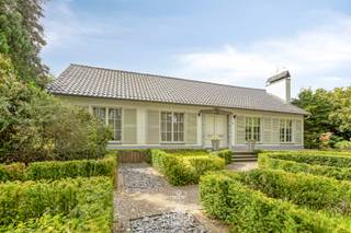 Deze vrijstaande villa is ruim en praktisch ingedeeld. Dankzij de aparte bijkomende ruimte is ze ideaal voor een zelfstandige activiteit, praktijk aan huis, kangoeroewonen of zorgwoning.<br />Met 5 slaapkamers en een zolder met mogelijkheden biedt deze woning alle ruimte voor jouw plannen. Ideaal voor wie ruimte en mogelijkheden zoekt.<br />Gelegen in een zeer gewilde en rustige buurt van Maasmechelen. Op korte afstand van Connecterra, de indrukwekkende toegangspoort tot het Nationaal Park Hoge Kempen, ideaal voor wandel- en fietsliefhebbers.<br />Ook Maasmechelen Village bevindt zich vlakbij, wat zorgt voor een perfecte combinatie van natuur en voorzieningen.<br /><br />=> Gelijkvloers<br />- Ruime inkomhal met toegang tot de leefruimte<br />- Open leefruimte ingedeeld als een gezellige zithoek met eetkamer voorzien parketvloer en deels graniet, inbouwgashaard en airco <br />- Veel natuurlijk lichtinval door de grote raampartijen<br />- Eetkamer met zicht op de tuin <br />- Kwaliteitsvolle keuken uitgerust met granieten werkblad en vloer, kookplaat, oven en vaatwasser, Amerikaanse koelkast en veel kastruimte<br />- Lichte en luchtige achterinkom met rechtstreeks contact naar het terras<br />- Hal met toegang tot de slaapkamers en apart toilet<br />- Twee ruime slaapkamers met inbouwkasten op het gelijkvloers<br />- Betegelde badkamer met een ligbad, inloopdouche, toilet en dubbele lavabo in fraai badkamermeubel <br /><br />=> Verdieping<br />- Op de verdieping bevindt zich een apart toilet en nog twee slaapkamers waarvan één met ingebouwde kasten <br />- Er is tevens een zolder die nog naar eigen wens ingericht kan worden<br /><br />=> Kangoeroegedeelte<br />- Een apart woongedeelte, bereikbaar via een inkom aan de zijkant van de woning<br />- Dit woongedeelte is momenteel ingericht als leefruimte en slaapplaats met aansluitend een praktische bijkeuken<br />- Ruimte met mogelijkheden: het kan gebruikt worden in functie van kangoeroe-of zorgwoning, maar kan ook perfect dienen voor een zelfstandige activiteit of praktijk aan huis <br /><br />=> Tuin<br />- Deels overdekt terras met zicht op de tuin<br />- Gelegen in een rustige, groene omgeving<br />- De woning is voorzien van twee inpandige garages en er is voldoende parkeergelegenheid op eigen terrein <br />- Het perceel is volledig omheind en bereikbaar via een elektrische poort via een zijstraat <br /><br />=> Indeling<br />- Gelijkvloers: inkomhal, bureau of hobbyruimte, leefruimte met eetkamer, keuken, tuinkamer, hal, apart toilet, twee slaapkamers, badkamer<br />- Verdieping: overloop, apart toilet, twee slaapkamers<br />- Apart woongedeelte: inkomhal, leefruimte, slaapplaats, bijkeuken<br />- Zolder: nog naar eigen wens in te richten <br />- Kelder: twee inpandige garages, opbergruimtes