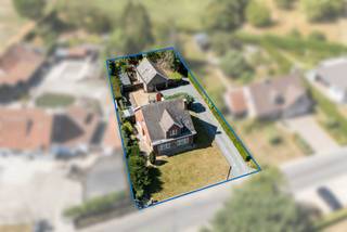 <p><span>Bent u op zoek naar een vrijstaande woning met tal van mogelijkheden in het groene Sint-Ulriks-Kapelle? Dan stellen wij u graag deze charmante woning met 3 slaapkamers voor.</span></p>
<p><span>Dankzij de ligging in de Lumbeekstraat geniet u hier van de perfecte combinatie tussen rust en bereikbaarheid. U woont in een groene en aangename omgeving, terwijl scholen, winkels, openbaar vervoer en het centrum van Dilbeek en Ternat zich vlakbij bevinden. Een ideale ligging voor gezinnen of koppels die op zoek zijn naar ruimte, rust én een vlotte verbinding.</span></p>
<p><span>Huidige indeling</span></p>
<p><span>Op het gelijkvloers vinden we een lichtrijke woon- en eetkamer, een eerste slaapkamer, een ruime keuken en een praktische bijkeuken. Aansluitend bevindt zich de veranda, die toegang biedt tot het grote terras met een aangename zuidwestelijke oriëntatie. De ideale plek om op zonnige dagen heerlijk te ontspannen.</span></p>
<p><span>Op de eerste verdieping bevinden zich twee slaapkamers, waarvan de grootste beschikt over een ensuite dressing. Daarnaast bevinden zich twee badkamers. Eén uitgerust met een bad, de andere met een douche. Eén van de twee badkamers kan bovendien perfect worden omgevormd tot een extra slaapkamer.</span></p>
<p><span>Buiten beschikt de woning over een kelder, ruime oprit, een garage/stockageruimte van maar liefst 28 m² en een aangename tuin.</span></p>
<p><strong>Met enkele opfrissingswerken kan u deze woning volledig omtoveren tot een warme en hedendaagse thuis, helemaal afgestemd op uw eigen stijl en wensen. Dankzij de bestaande indeling en de verschillende ruimtes zijn er bovendien heel wat mogelijkheden om de woning naar uw smaak te zetten.</strong></p>
<p><span>Bent u benieuwd naar het potentieel van deze woning? <br />Contacteer ons vandaag nog voor een bezoek ter plaatse via </span><span>info@impromove.be of 02 887 80 56.</span></p>