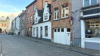 <strong>Vernieuwde karaktervolle woning</strong> met <strong>2 slaapkamers</strong> en <strong>stadsterrasje </strong>met een uitstekende ligging in het historisch centrum van <strong>Brugge</strong>.<br />Deze typisch Brugse woning vlakbij diverse winkels en de ring biedt de perfecte balans tussen Brugse authenticiteit en stedelijk gemak, met de vele modaliteiten die de Brugse binnenstad te bieden heeft op fiets- of wandelafstand!<br />+ <strong>Energielabel C!</strong><br />+ Geen renovatieplicht!<br />+ <strong>Asbestveilig!</strong><br />+ <strong>Conforme keuring elektriciteit!</strong><br />+ Uitstekende mobiscore  9,1 op 10!  <br />+ Thans verhuurd, dus ook interessant als vastgoedinvestering!<br />+ Conformiteitsattest aanwezig! <br />+ Mogelijkheid tot aankoop gelijkaardige aanpalende woning met huisnummer 146!<br /><br />Omvat een inkom, mooie living, keuken, 2 slaapkamers, badkamer met douche en voorziening wasmachine en een stadsterrasje met berging.<br />Vg,Wche,Gmo,Vkr,Gvv<br />P-score=B  G-score=B<br /><br />Bruikbare vloeroppervlakte  61 m²<br />Totale grondoppervlakte  56 m²