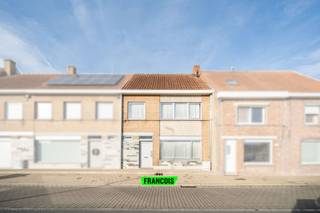 In een rustige, kindvriendelijke straat in Veldegem ligt deze instapklare rijwoning waar comfort, ruimte en bereikbaarheid prachtig...