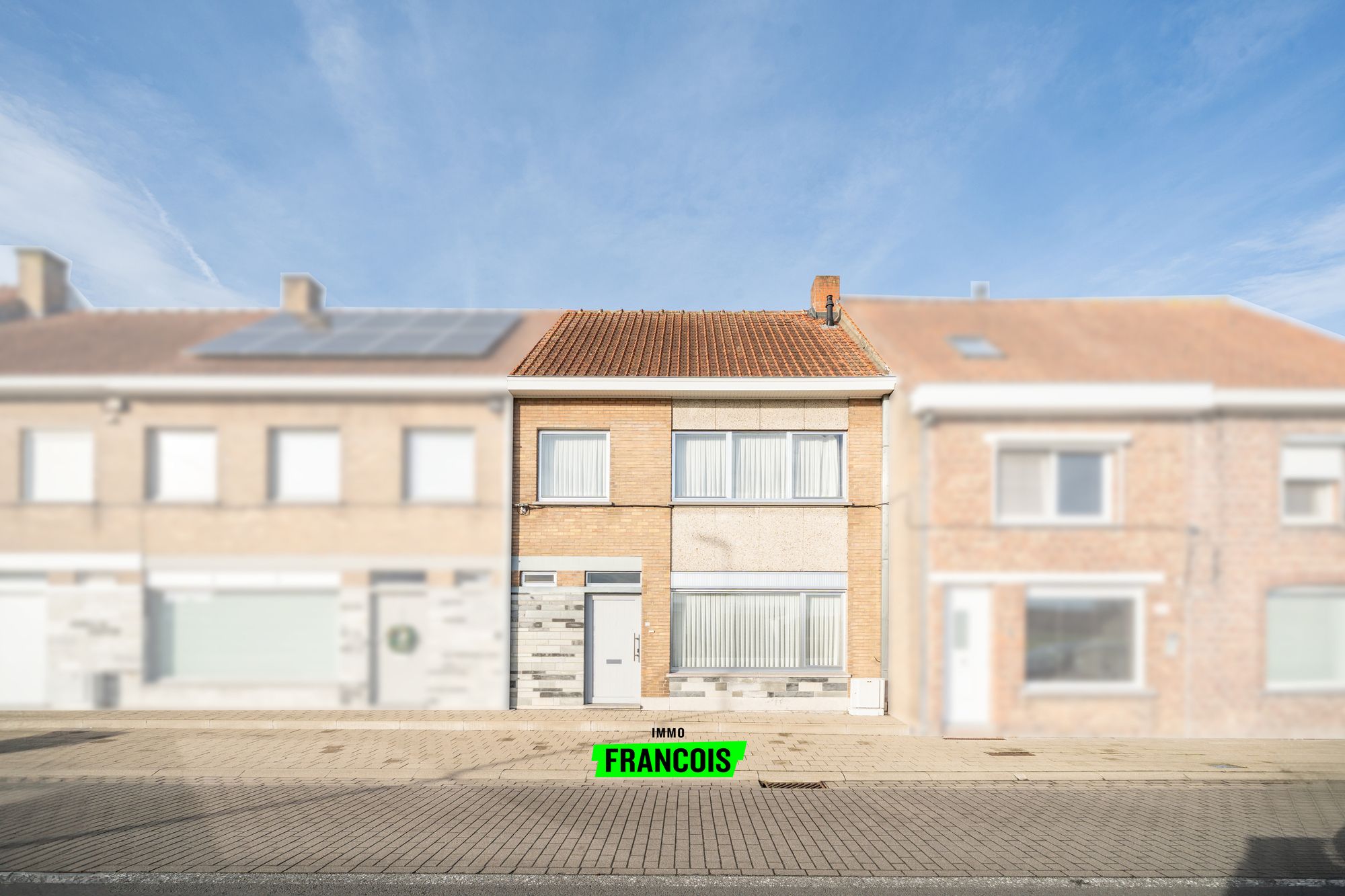 Instapklare rijwoning met vergezichten, ruime tuin en dubbele garage in Veldegem - foto 2