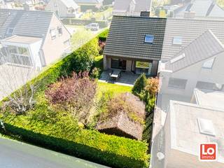 De woning bevat op het gelijkvloers een inkomhal met gastentoilet, een ruime, lichtrijke leefruimte en een geïnstalleerde keuken met aansluitend een wasplaats/berging. Op de eerste verdieping is er een nachthal, drie slaapkamers en een badkamer met douche, dubbel was meubel en een toilet. De woning beschikt over alle comfort en wordt centraal verwarmd met aardgas. Het buitenschrijnwerk bestaat uit hout (merbeau) met dubbel glas. Er is eveneens een bergzolder. De woning beschikt over 14 zonnepanelen (5600kWh) en een thuisbatterij (5kWh). De totale oppervlakte van het perceel is 401m².<br />Wil u deze instap klare woning op een toplocatie bezoeken? Schrijf dan nu in voor het bezoekmoment op zaterdag 25 april 2026, enkel via https://calendly.com/loimmogunther/bezoekmoment-molzelebilk-42-te-oostakker