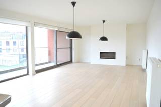 Ontdek dit uitzonderlijk ruim en stijlvol afgewerkt appartement van maar liefst 143 m², ideaal gelegen op een toplocatie vlak bij het centrum van Harelbeke. Hier geniet u van een perfecte combinatie van ruimte, comfort, hoogwaardige afwerking en een uitstekende energieprestatie.<br /><br />Indeling als volgt:<br />Bij het betreden van het appartement komt u terecht in een lichtrijke leefruimte met sfeervolle gaskachel. De moderne open keuken, eetplaats en woonkamer vormen één harmonieus geheel en strekken zich uit over de volledige lengte van het appartement. De kwaliteitsvolle keuken beschikt over tal van praktische opbergkasten, hoogwaardige toestellen en een aansluitende praktische berging.<br /><br />De grote raampartijen zorgen voor een overvloed aan natuurlijk licht en creëren een aangename, rustige leefomgeving. Via de schuiframen bereikt u het zuidoostgerichte terras van 17 m², waar u volop kunt genieten van de zon.<br /><br />Verder beschikt het appartement over 3 volwaardige slaapkamers.<br />De badkamer is voorzien van inloopdouche, ligbad en een dubbele wastafel.<br />Apart toilet.<br /><br />Als surplus zijn een ruime bovengrondse autostaanplaats én een private berging inbegrepen in de vraagprijs.<br /><br />Bent u op zoek naar comfortabel wonen op wandelafstand van bakkers, slagers, scholen, winkels en gezellige restaurants? Dan is dit appartement beslist een bezoek waard!<br /><br />EXTRA TROEVEN: HR-beglazing, CV op aardgas, ...<br /><br />Onze ref. DEV5181