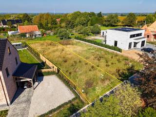 Aantrekkelijke bouwgrond voor HALFOPEN BEBOUWING op een UITERST RUSTIGE LOCATIE nabij de MOLENBERG in Zwalm! Dit PERCEEL VAN 454M² bevindt zich in een prachtige, landelijke omgeving, vlak bij de GROENE EN GLOOIENDE FLANKEN VAN DE MOLENBERG. De uitzonderlijke rust en het schilderachtige landschap vormen het ideale decor voor een comfortabele gezinswoning met tuin, terras en private parkeerplaats. Hier geniet u van RUST, NATUUR EN PRIVACY, met een vlotte bereikbaarheid naar omliggende gemeenten en voorzieningen.<br /><br />Adres: Moldergem 54B te Zwalm<br /><br />Geen bouwverplichting; P-score: C, G-score: A.
