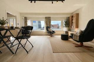 Situé dans un emplacement particulièrement avantageux, à proximité immédiate de la Place du Marché et de la plage, cet agréable appartement entièrement rénové vous séduira. Il bénéficie d’un environnement calme tout en offrant une excellente accessibilité grâce à la proximité des commerces, des transports en commun et de diverses commodités.<br /><br />Le vaste hall d’entrée dessert l’ensemble des pièces. La pièce de vie se distingue immédiatement par sa belle luminosité, apportée par les grandes baies vitrées, créant ainsi une atmosphère ouverte et chaleureuse.<br />La cuisine indépendante, attenante au séjour, a été entièrement rénovée et est équipée de tous les appareils nécessaires. Depuis la cuisine, vous accédez également à la terrasse.<br /><br />La salle de bains a été entièrement rénovée et dispose d’un meuble lavabo moderne ainsi que d’une douche à l’italienne contemporaine. Un WC séparé complète l’ensemble et contribue au confort quotidien.<br /><br />L’appartement dispose également de deux chambres à coucher spacieuses.<br /><br />Enfin, des volets roulants électriques sont présents dans l’ensemble de l’appartement, offrant un confort supplémentaire, une occultation optimale ainsi qu’une meilleure intimité.