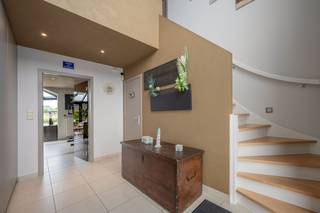 Op een uitzonderlijk groene en rustige locatie bevindt zich deze prachtige alleenstaande villa op een perceel van maar liefst 900 m². De woning onderscheidt zich door haar fenomenaal uitzicht op groen en water, afwerkingen en ruimtegevoel. Een ideale thuis voor wie op zoek is naar rust, natuur en hedendaags wooncomfort, gecombineerd met een vlotte verbinding naar Brugge, Blankenberge en Knokke.<br /><br />Via de ruime inkomhal met gastentoilet betreedt u de lichtrijke leefruimte met open haard, aansluitend bevindt zich de royale eetplaats met veranda en open, hyper geïnstalleerde keuken met prachtig zicht op het omliggende groen. Verder beschikt de woning over een praktische wasplaats, koele berging, dubbele garage en toegang tot een eerste zolderruimte.<br /><br />Op de verdieping bevinden zich drie volwaardige slaapkamers en een ruime masterbedroom met inloopdressing en recent gerenoveerde badkamer. Daarnaast is er nog een tweede badkamer aanwezig, evenals toegang tot een volledig geïsoleerde zolder.<br /><br />De aangelegde tuin beschikt over een gezellige pergola, een praktische tuinberging, een ruim zonneterras en zelfs een eigen petanquebaan. <br /><br />De villa biedt bovendien tal van extra troeven zoals een ventilatiesysteem, 21 zonnepanelen, 2 thuisbatterijen, elektrische laadpaal, regenwaterput van 7.000 liter, conforme elektriciteitskeuring, een private oprit met plaats voor meerdere wagens, uniek uitzicht....<br /><br />Een unieke eigendom waar ruimte, comfort en een uitzonderlijke ligging perfect samenkomen.<br /><br />Voor meer informatie of een bezoek ter plaatse aarzel niet en bel Gaëlle op het nummer 0479 17 17 17