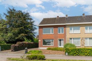 <p></p>
<h2>🏡 Charmante op te frissen woning op een uitstekende locatie in Arendonk</h2>
<p>Op zoek naar een woning met karakter én tal van mogelijkheden? Deze charmante op te frissen woning is ideaal gelegen nabij het centrum van Arendonk, met alle voorzieningen op wandelafstand. Een perfecte kans voor wie graag naar eigen smaak wil renoveren!</p>
<p>De woning bevindt zich op een mooi perceel van <strong>733 m²</strong> en biedt heel wat potentieel.</p>
<p>Bij het betreden van de woning komen we in de inkomhal, die toegang geeft tot de ruime leefruimte. Deze is opgedeeld in een gezellig zitgedeelte en een eetplaats met aangename lichtinval. Aansluitend bevindt zich de <strong>zeer ruime keuken</strong>, volledig uitgerust en voorzien van een extra eetgedeelte.</p>
<p>Op het gelijkvloers vinden we verder:</p>
<ul>
<li>een badkamer met bad/douche, lavabo en toilet</li>
<li>een ruime wasplaats met ingemaakte kasten</li>
<li>een lichtrijke veranda met tegelvloer en zonnewering</li>
</ul>
<p>Via de traphal bereiken we de eerste verdieping, waar zich <strong>drie volwaardige slaapkamers</strong> bevinden. Daarnaast is er een extra polyvalente ruimte met lavabo en nachttoilet. Deze ruimte biedt de mogelijkheid om een <strong>tweede badkamer</strong> te creëren.</p>
<p>De woning beschikt tevens over een <strong>droge kelder</strong> en een <strong>praktische zolder</strong>, ideaal als extra bergruimte.</p>
<h3>Extra troeven:</h3>
<p>✔ Perceel van 733 m²<br />✔ Dubbel glas en rolluiken aanwezig<br />✔ Veel potentieel tot renovatie naar eigen smaak<br />✔ Centrale ligging nabij winkels, scholen en openbaar vervoer<br />✔ Ruime indeling met uitbreidingsmogelijkheden</p>
<p>Kortom, een unieke kans voor wie centraal wil wonen en deze woning wil omvormen tot een echte thuis!</p>
<p>📞 Interesse? Neem vandaag nog contact op voor een bezoek!</p>