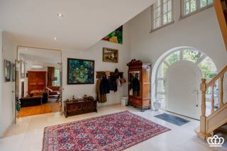 <p><span>Statische villa op absolute toplocatie te Heide-Kalmthout met onder meer ruime leefruimte, leefkeuken, 4 slaapkamers, 3 badkamers, polyvalente ruimte, bureel en ondergrondse garage voor 6 wagens gelegen op een zuidgericht privatief perceel van 2.063m² met zwembad en siervijver. </span></p><p><span> </span></p><p><span>INDELLING</span></p><p><span> </span></p><p><span>Gelijkvloers</span></p><p><span>Ruime inkomhal op natuursteen met vestiaire ruimte en gastentoilet met handenwasser. Vanuit de inkomhal rechtstreekse toegang tot de leefruimte met doorkijk naar de prachtig aangelegde tuin. De leefruimte op parketvloer is onderverdeeld in een zitgedeelte en een eetkamer met hoog plafond. De 2 aparte zitruimtes worden gescheiden door een tweezijdige gashaard. <br />Aansluitend aan de eetkamer bevindt zich de volledig uitgeruste leefkeuken voorzien van inductievuur, dampkap, oven, microgolfoven en vaatwasser. Verder is er op het gelijkvloers is een ruime slaapkamer met ingerichte badkamer voorzien van douche, wastafel en toilet. Op het gelijkvloers is een zijdeur en aparte toegang tot de kelder en naar de tuin . </span></p><p><span> </span></p><p><span>Eerste verdieping<br />De trap in de inkomhal leidt naar de eerste verdieping met lichtrijke overloop die als polyvalente ruimte fungeert. Op deze verdieping bevinden zich drie slaapkamers, elk voorzien van airconditioning, en een gedeelde badkamer met ligbad, douche, lavabo en toilet.<br />De hoofdslaapkamer beschikt over een ruime ensuite badkamer met jacuzzi, douche, dubbele lavabo, toilet en inloopdressing.<br /><br />Zolder</span></p><p><span>Via een vaste trap toegang tot de ruime zolder, momenteel ingericht als kantoorruimte maar kan ook als extra slaapkamers fungeren. Achter een wand bevindt zich een grote bergzolder die nog uitbreidingsmogelijkheden biedt.<br /><br /></span></p><p><span>Kelder</span></p><p><span> De volledige kelderverdieping is voorzien van een technische ruimte, werkplaats, wasruimte, extra berging en een sport ruimte. De ondergrondse garage biedt plaats voor 6 wagens. </span></p><p><span> </span></p><p><span>Tuin<br />Vooraan automatische toegangspoort met veel parkeergelegenheid. De privatieve tuin beschikt over een groot terras, deels overdekt met zicht op een vijver, een verwarmd zwembad met automatische overkapping en een tuinhuis met extra opslagruimte.<br />Deze villa ligt langs een mooie laan in Heide-Kalmthout. Het gezellige centrum ligt op wandelafstand, met alle nodige voorzieningen binnen handbereik. Het station biedt een vlotte verbinding naar Antwerpen, Brussel en Nederland.</span></p><p><span> </span></p><p><span>Bijzonderheden:</span></p><ul><li><span>Gelegen op wandelafstand van centrum Heide met o.a. winkels, scholen en station</span></li><li><span>Gebouwd met duurzame en kwalitatieve materialen</span></li><li><span>Ruim bewoonbaar volume</span></li><li><span>Mogelijkheid voor 6 wagens</span></li><li><span>Ideaal voor zelfstandig beroep</span></li><li><span>Veel lichtinval</span></li><li><span>Zuid-oriëntatie</span></li><li><span>Gunstig EPC</span></li></ul><p><span> </span></p>