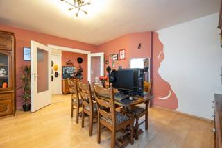 Dit appartement heeft leuke ruimtes en heeft een knap uitzicht over Sint-Niklaas. De indeling van het appartement is als volgt: inkomhal, aangename en ruime leefruimte met toegang tot het terras, leuk zonneterras over de volledig breedte van het appartement, aparte keuken voorzien van opbergkasten en toestellen. De nachthal geeft toegang tot 2 slaapkamers, waarvan 1 de masterbedroom is, 2 bergruimtes aanwezig in het appartement, badkamer met lavabo en douchekabine. Apart toilet. extra's: kelderberging beneden, een ruime garagebox kan mee aangekocht worden voor 22 500 euro (kan voor 2 kleine autos achter elkaar). ZEKER EEN BEZOEKJE WAARD!