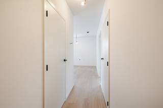 Welkom in Erembodegem, in het nieuwbouwproject aan de Brusselbaan 47. Het gebouw telt acht appartementen en beschikt over een lift en een fietsenstalling. De ligging is praktisch: de bushalte van De Lijn ligt voor de deur, het station van Erembodegem is op enkele minuten en de oprit van de E40 is vlakbij. Scholen, winkels en andere voorzieningen vind je in de buurt, en het centrum van Aalst bereik je snel.Het aanbod is gevarieerd. Er zijn appartementen met 1, 2 en 3 slaapkamers, van ca. 57 m² tot ca. 141 m², en elk appartement heeft een eigen indeling en een eigen buitenruimte. Op het gelijkvloers horen een terras en een private tuin bij de woning, op de verdiepingen een terras. De twee duplexen op de bovenste verdiepingen verdelen hun leefruimte en slaapkamers over twee niveaus. Parkeren kan op een staanplaats of in een garage, die je apart bij je appartement koopt.Het comfort is up-to-date. Alle appartementen worden gebouwd met de nieuwste technieken voor isolatie, ventilatie en energiezuinigheid, zodat het binnenklimaat het hele jaar aangenaam blijft en je energieverbruik laag is. De keuken richt je zelf in, met een budget van 15.000 excl. btw. Zo kies je zelf de stijl en de toestellen.Interesse in een van de appartementen? Vraag meer informatie aan, dan overlopen we samen de mogelijkheden en de prijzen.Aankoop aan 6% btw mogelijk.Sommige beelden werden met AI bewerkt en zijn louter informatief.