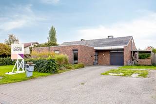 <p>Cette spacieuse maison familiale située avenue Regenbooglaan à Hasselt vous offre un cadre de vie agréable, avec beaucoup d’espace intérieur et extérieur. Implantée sur un terrain de 1017m² et offrant une surface habitable de 199m², la maison bénéficie d’une disposition pratique entièrement de plain-pied. Les quatre chambres à coucher et la salle de bains se trouvent au même niveau, ce qui rend la maison particulièrement fonctionnelle au quotidien.</p><p>À l’intérieur, vous découvrez une habitation offrant une organisation pratique et de nombreuses possibilités. Les espaces de vie permettent d’aménager confortablement un salon et une salle à manger. Les quatre chambres à coucher à part entière conviennent parfaitement à une famille, mais peuvent également être adaptées à vos besoins personnels. Une chambre peut par exemple être aménagée en bureau, espace de loisirs, dressing ou salle de jeux. La salle de bains est équipée d’une baignoire.</p><p>L’espace extérieur constitue l’un des grands atouts de cette maison à Hasselt. Le jardin orienté au sud s’étend sur 490m² et vous permet de profiter pleinement des journées ensoleillées. La terrasse se prête parfaitement aux moments de détente en plein air, tandis que le jardin offre également suffisamment d’espace pour les amateurs de jardinage ou pour créer un potager.</p><p>Le stationnement est également particulièrement pratique. La propriété dispose d’un garage avec porte de garage ainsi que d’une grande allée pouvant accueillir jusqu’à quatre voitures supplémentaires. Vous bénéficiez ainsi de nombreuses possibilités de stationnement pour votre famille et vos visiteurs.</p><p>Construite en 1975, la maison est aujourd’hui dans un état nécessitant un léger rafraîchissement. Vous pouvez donc la moderniser progressivement et lui donner votre propre style. Les menuiseries extérieures en aluminium sont équipées d’un vitrage à haut rendement et de double vitrage. Des volets sont également présents. Le chauffage est assuré par un système de chauffage central au gaz avec radiateurs. La maison possède un certificat de performance énergétique avec un label D.</p><p>La situation avenue Regenbooglaan constitue un atout supplémentaire. Vous habitez dans un environnement résidentiel tout en restant à proximité des commerces, des écoles, des transports en commun et des principaux axes routiers. Vous profitez ainsi d’un équilibre agréable entre tranquillité résidentielle et accessibilité, avec les commodités de Hasselt facilement accessibles.</p><p>Avec ses quatre chambres, son jardin orienté au sud, son garage, ses nombreuses possibilités de stationnement et son vaste terrain, cette maison familiale à Hasselt offre un beau potentiel. Si vous recherchez une habitation spacieuse et fonctionnelle que vous pourrez personnaliser à votre goût, nous vous invitons à venir la découvrir.</p>
