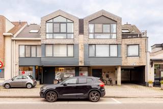 Bent u op zoek naar een modern dakappartement met 1 slaapkamer en 2 terrassen? Dan kan dit de ideale eigendom zijn voor zowel eigen bewoning...