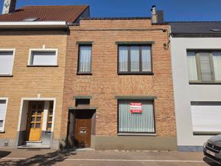 <p>Gelegen in een rustige woonwijk te Oostende - Conterdam, vindt u deze charmante rijwoning met een zonnige, zuidgerichte tuin.<br /><br />De woning geniet van een centrale ligging, vlak bij belangrijke invalswegen en op fietsafstand van het stadscentrum en het station.<br /><br />Met een perceeloppervlakte van 234 m² en een bewoonbare oppervlakte van 140 m² biedt deze woning een aangename combinatie van ruimte en comfort.<br /><br />Via de ruime inkomhal met trap naar boven bereikt u de gezellige leefruimte.<br />Vooraan is er een sfeervolle zithoek met houthaard, terwijl achteraan de eetplaats aansluit op de lichtrijke veranda.<br />Vanuit de veranda heeft u directe toegang tot het terras en de zonnige tuin.<br /><br />De ingerichte keuken is voorzien van de nodige toestellen. Aansluitend is er een ruime berging en een apart toilet.<br /><br />Buiten geniet u van ruim terras met praktische tuinberging en een grote, zongerichte tuin waar u de hele dag van de zon kunt genieten.<br /><br />Op de eerste verdieping is er een ruime nachthal die perfect kan dienen als bureau- of hobbyruimte.<br />Verder zijn er twee volwaardige slaapkamers en een badkamer uitgerust met een ligbad, een lavabomeubel en aansluitingen voor een wasmachine.<br /><br />De woning wordt verwarmd via centrale verwarming op aardgas en beschikt bovendien over een gezellige houthaard in de woonkamer.<br /><br />Deze licht op te knappen woning is de ideale keuze voor starters, jonge gezinnen of iedereen die rustig wil wonen met alle voorzieningen en het centrum van Oostende binnen handbereik.<br /><br />Mis deze kans niet en bel snel voor uw bezoek afspraak. </p>
