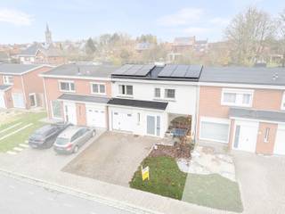 Deze instapklare woning werd gerenoveerd in 2020. Het pand omvat een inkomhal met gastentoilet. Een lichtrijke leefruimte met eetplaats,...