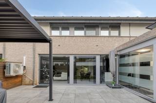 Bent u op zoek naar een centraal gelegen gesloten bebouwing met veel potentieel? Dan is dit charmante huis dat te koop staat in...