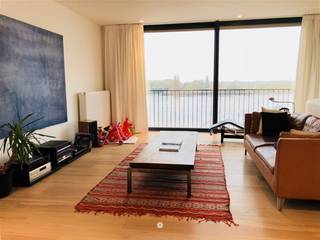 <p><span>TEMSE </span><span>- Bent u op zoek naar een unieke penthouse aan de Wilfordkaai met prachtig panoramisch uitzicht over de Schelde en Temse? Dan is dit appartement misschien geschikt voor u.</span></p><p><span> </span></p><p><span>Enkele troeven op een rij:</span></p><ul><li><span>Magnifiek uitzicht </span></li><li><span>Prachtig groot terras</span></li><li><span>Ideale oriëntatie</span></li><li><span>Hoogwaardige afwerking.</span></li></ul><p><span> </span></p><p><span>Dit appartement omvat een prachtige open leefruimte met grote glaspartijen (met automatische zonnescreens) en een ruim, zuid-gericht terras. </span></p><p><span>Er is een privé traphal en een lift die uitkomt in het appartement zelf. </span></p><p><span>De keuken is luxueus afgewerkt en voorzien van alle comfort. (kookvuur, dampkap, oven, koelkast, vaatwasser)</span></p><p><span>Er is een gastentoilet en een ruime wasplaats. </span></p><p><span>Verder is er nog een babykamer/bureauhoek met ingebouwde kasten.</span></p><p><span>Prachtige open badkamer met inloopdouche en vrijstaand bad en een aanpalende masterbedroom met vast bedframe en ingebouwde dressingwand. </span></p><p><span> </span></p><p><span>Inclusief kelderberging. </span></p><p><span> </span></p><p><span>Beschikbaar </span><span>vanaf 1/08/2026. </span></p><p><span>Huurprijs</span><span>: 1.250 Euro + 50 Euro gemeenschappelijke kosten. </span></p><p><span>EPC</span><span>: 192</span></p><p><span> </span></p><p><span>Interesse in dit pareltje? Vraag dan snel je bezoek aan via onze website!</span></p>