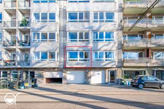 Interesse Coupure624.rosseel.be Dit appartement met een oppervlakte van 50m² bevindt zich op de 1e verdieping van de residentie Tenerife. Het appartement heeft een mooi zicht op het water onder de kruin van de bomen. Indeling: een hal, living met zicht op het water waar je kan genieten van de avondzon, ingerichte keuken (kookplaat op gas, oven, recente combi koelkast/ diepvries, spoelbak), 1 ruime slaapkamer ( ingemaakte kast) met terras en een badkamer met toilet, ligbad en lavabo. Ideaal als investering of voor studenten. EPC label B. Elektriciteit conform.<br />Ramen vernieuwd in 2017. Verwarming op aardgas (ketel 2017). Kelder aanwezig.<br /><br />Beschikbaar vanaf 1/09/2026