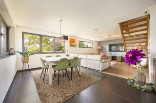<p><strong>Moderne, energiezuinige woning boordevol mogelijkheden</strong><br />Dichtbij het centrum van Retie, nabij alle invalswegen, vinden we deze uitstekend onderhouden, moderne handelswoning. De woning biedt praktische scheiding tussen het woon -en het werkgedeelte en is zo ook voorzien van twee ingangen.<br />Wanneer we via de prachtige houten trap naar het woongedeelte gaan, komen we meteen in de oase van rust die de woonkamer ons biedt. De open keuken is voorzien van alle comfort en geeft meteen toegang tot het overdekte terras, waar men op hete dagen verkoeling kan vinden. Op deze verdieping bevindt zich ook een slaapkamer, momenteel ingericht als bureauruimte. <br />De mooie houten trap in de woonkamer leidt ons naar de tweede verdieping waar er zich 3 slaapkamers bevinden. De master bedroom is voorzien van een dressing, en-suite badkamer met inloopdouche en badkuip en is voorzien op de installatie van een sauna. Een ander pluspunt is de directe toegang tot het zuidgerichte zonneterras, perfect voor een zomers ontbijt.<br />Op het gelijkvloers bevindt zich de handelsruimte, momenteel ingericht als restaurant met alle moderne installaties. De kelder biedt opslagmogelijkheden, met optie tot installatie van een goederenlift. Eerder werd de ruimte gebruikt als kinepraktijk en zonnecenter: volop mogelijkheden voor het werkgedeelte.<br />De zonnepanelen met groenestroomcertificaten en de regenwaterput van 17.000 liter zijn een extra troef.<br />Plan uw bezoek en ervaar de ideale combinatie van wonen en werken in Retie!</p>